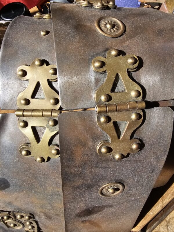 close up of the hinges on the lorica segmentata